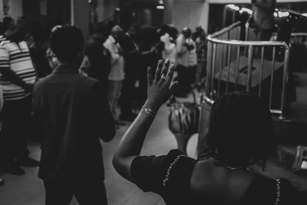 Vie de l'église — hands raised bw