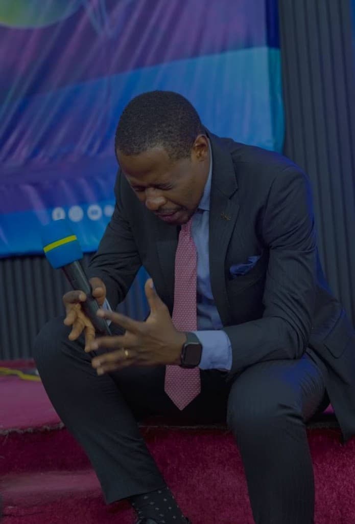 Vie de l'église — pastor prayer