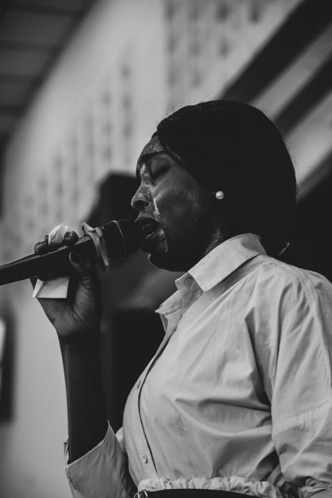 Vie de l'église — worship singer bw